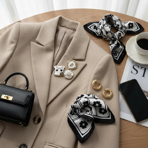 Set 4 Spille Donna Vintage Chic con Cammeo, Borsetta, Fiore e Perle — Spille Dorate Eleganti