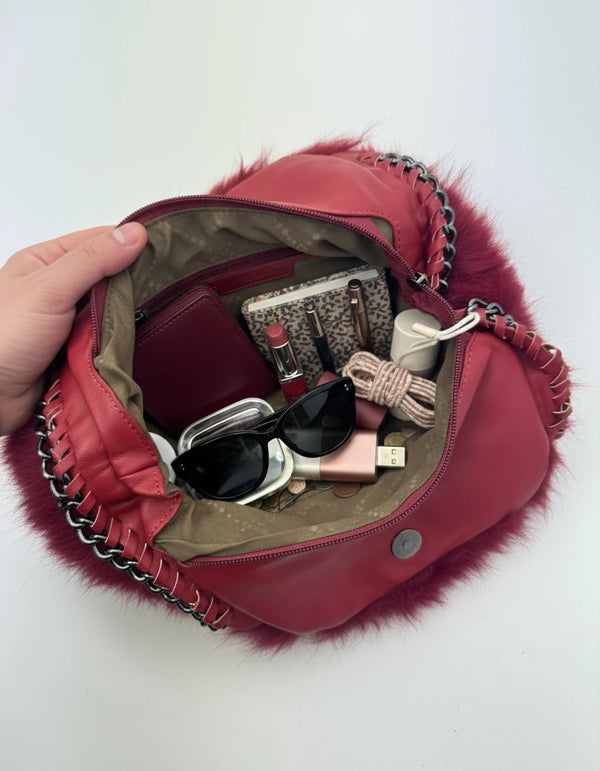 La Brava - Borsa firmata Gyoiamea in eco pelliccia morbida teddy pelo tracolla manici a catena