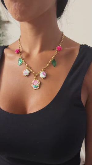 Giardino di Rose - Collana Catena color Oro con Ciondoli Fiori, Roselline Rosa e Foglie Verdi