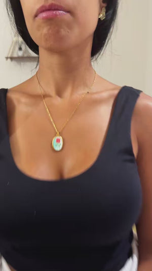 Splendore Vintage - Collana Medaglione Ovale acciaio Oro con Ciondolo Rosa Rossa e Sfondo Azzurro