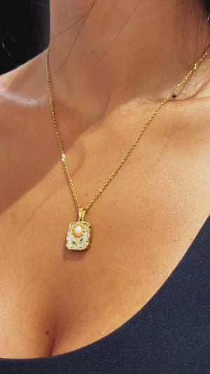 Raggio di Sole - Collana Medaglione Rettangolare in acciaio color Oro con Fiore Arancione, Smalto e Perla