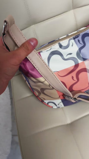 Borsa firmata Baci&Abbracci tracolla mezzaluna multitasche fantasia logo impermeabile zip