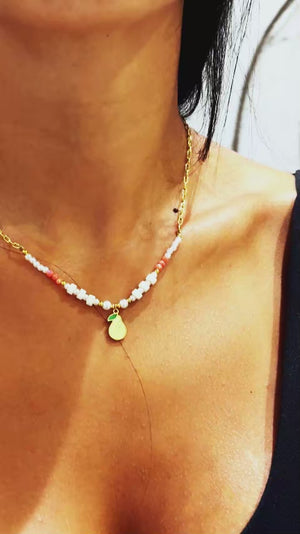Pera Chic - Collana Asimmetrica Oro con Ciondolo Pera Gialla, Perle e Rosa Pesca