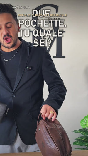 Pochette firmata Baci & Abbracci uomo nera con patta e laccetto da polso