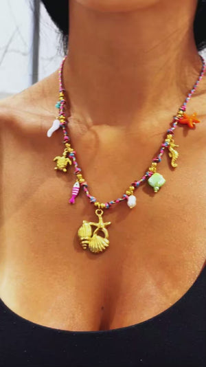 Brezza Marina - Collana Girocollo acciaio colore Oro con Ciondolo Conchiglia Bianca, Perle e Azzurro