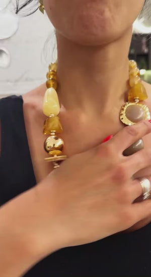 Sabbia Dorata - Girocollo collana Grande Asimmetrico con Elementi Geometrici Beige e Dettagli Oro