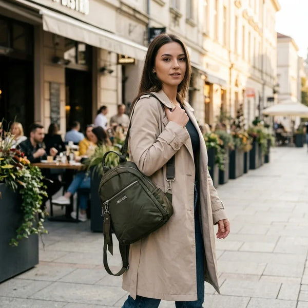 Zaino donna con tracolla WSY2924, indossato in città