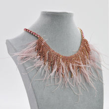 Carica l&#39;immagine nel visualizzatore di Gallery, Collana donna girocollo strass cristalli piume rosa bianca donna elegante eventi