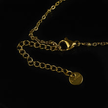 Carica l&#39;immagine nel visualizzatore di Gallery, Collana donna oro strass incastonati lettera particolare acciaio inossidabile