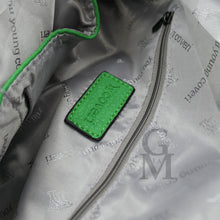 Carica l&#39;immagine nel visualizzatore di Gallery, yyCOVERI zaino borsa donna pera verde nuovo TRASFORMABILE giornaliero 2in1 pelle
