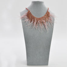 Carica l&#39;immagine nel visualizzatore di Gallery, Collana donna girocollo strass cristalli piume rosa bianca donna elegante eventi