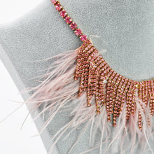 Carica l&#39;immagine nel visualizzatore di Gallery, Collana donna girocollo strass cristalli piume rosa bianca donna elegante eventi