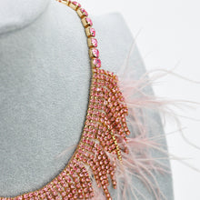 Carica l&#39;immagine nel visualizzatore di Gallery, Collana donna girocollo strass cristalli piume rosa bianca donna elegante eventi