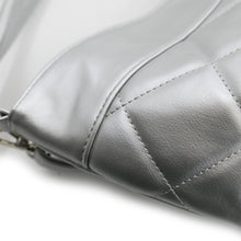 Carica l&#39;immagine nel visualizzatore di Gallery, Borsa donna secchio GM MILANO argento hobo spalla sacco pelle trapuntata logo